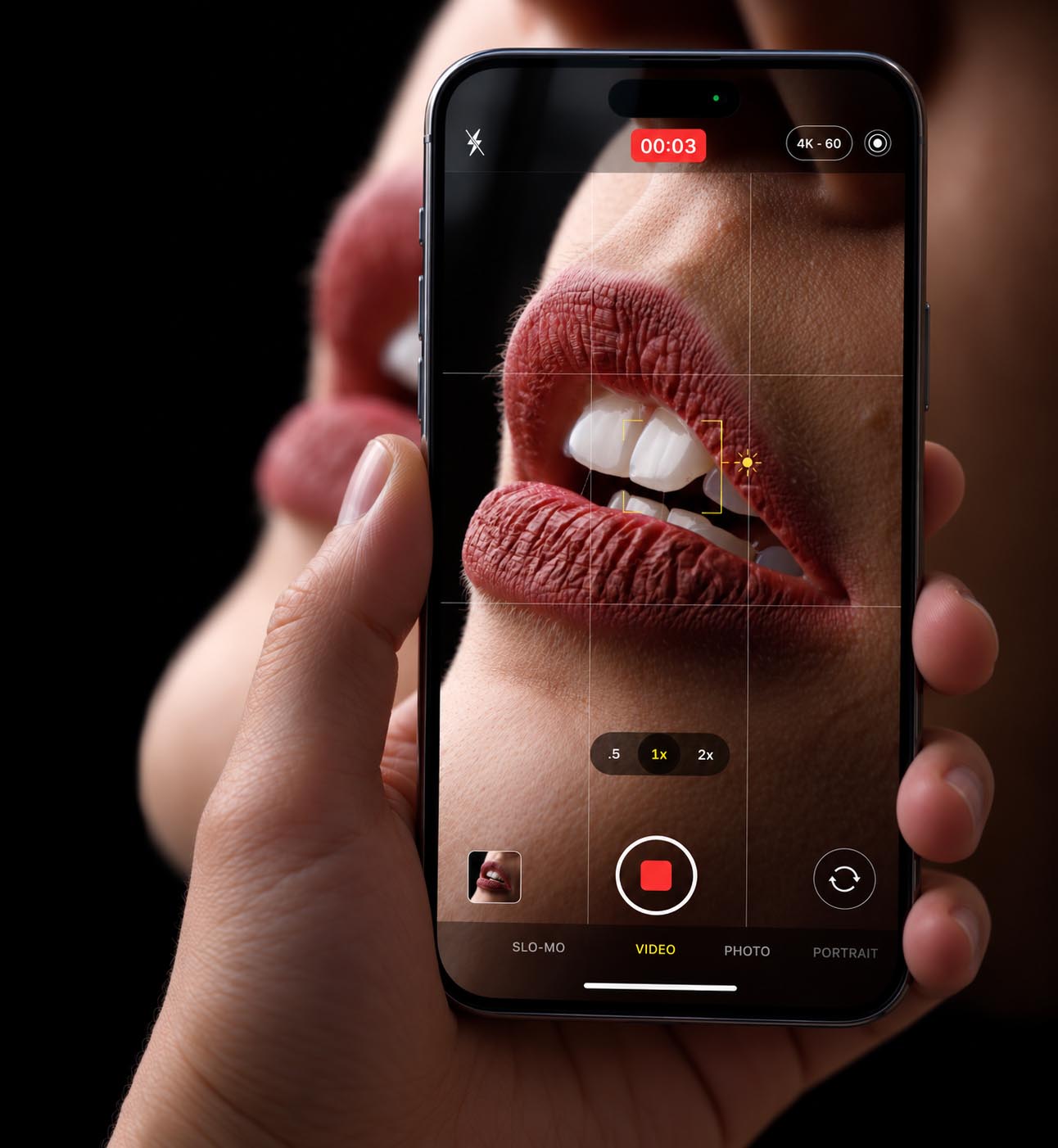 Smartphone grabando un primer plano odontológico de labios y dientes